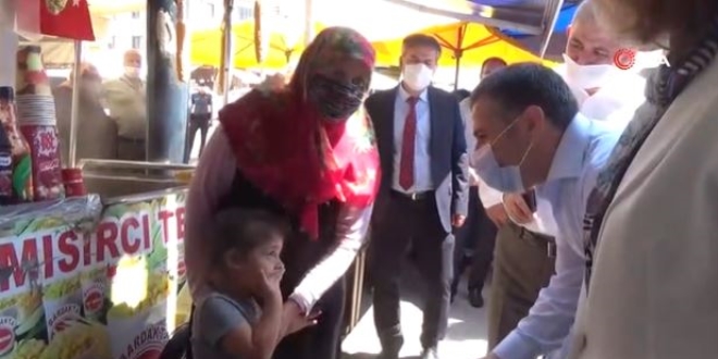 Vali'yi gören çocuk eliyle ağzını kapattı