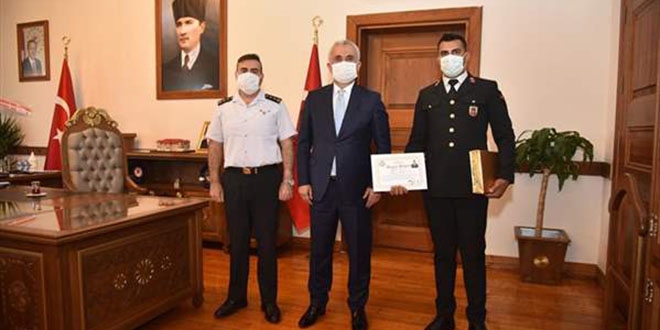 Vali'den çocuğu boğulmaktan kurtaran jandarmaya başarı belgesi