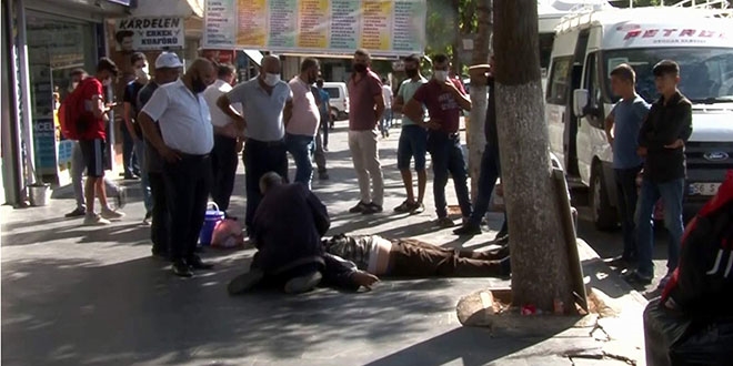 Yere yığılan adama virüs şüphesiyle kimse yaklaşamadı