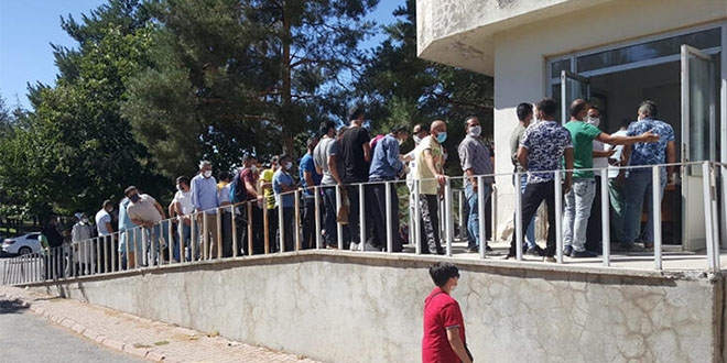 Virüs testi için sıraya girdiler, sosyal mesafeyi unuttular
