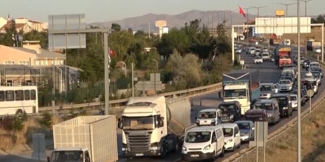 43 ilin geçiş noktasında trafik yoğunluğu