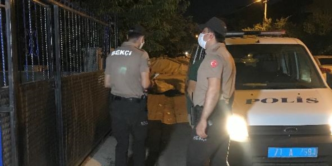 Polis ev karantinası olan pozitif hastaları denetliyor