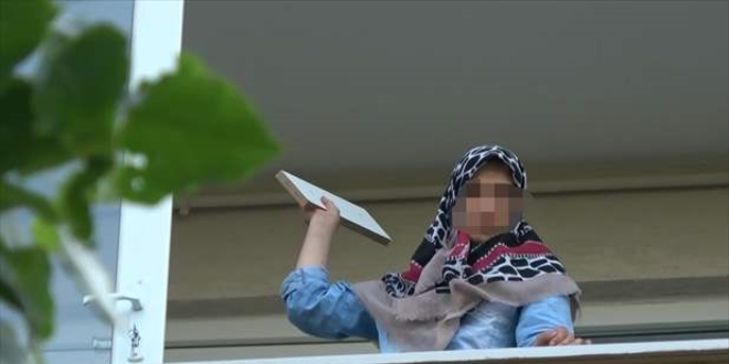 Bursa'da evindeki eşyayı balkondan atan kadın gözaltına alındı