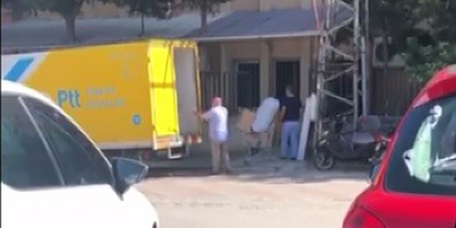 Kargo çalışanı kolileri 'basket atar' gibi kamyona fırlattı