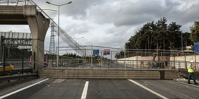 Üst geçit çöktü, otobüs son anda kurtuldu