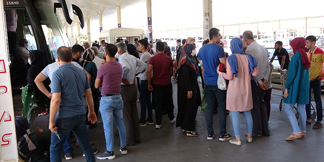 Sosyal mesafeyi hiçe sayıp maskesiz uğurlama töreni yaptılar