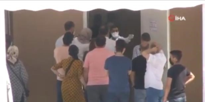 Pandemi hastanesinin önünde virüs testi kuyruğu