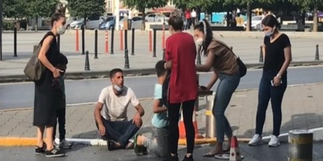 Taksim Meydanı'nda hasta numarası yapan dilenci kamerada