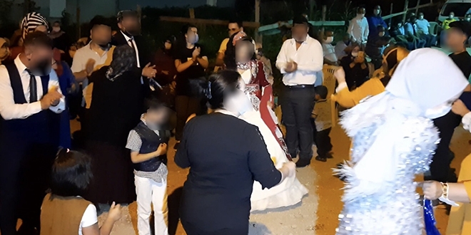Karantinadaki anne ve kızı düğüne katıldı, virüs yaydı
