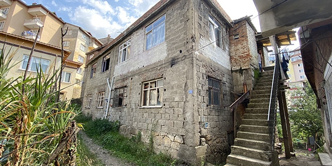 Hem kendini hem de beraber yaşadığı kadını benzinle yaktı