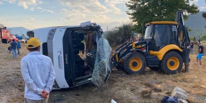 Muğla'da işçileri taşıyan minibüs devrildi: 2 ölü, 15 yaralı