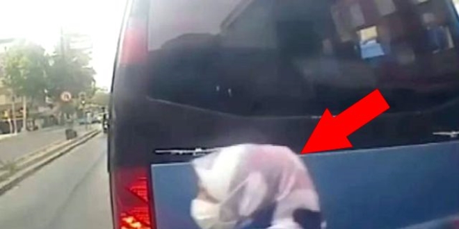 Yolun karşısına geçmek isteyen kadın canından oluyordu