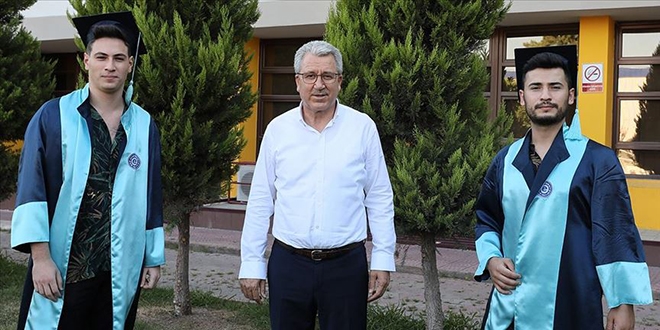 Rekt�r, mezun olan ��rencilerine 'temsili t�renle' kep giydirdi