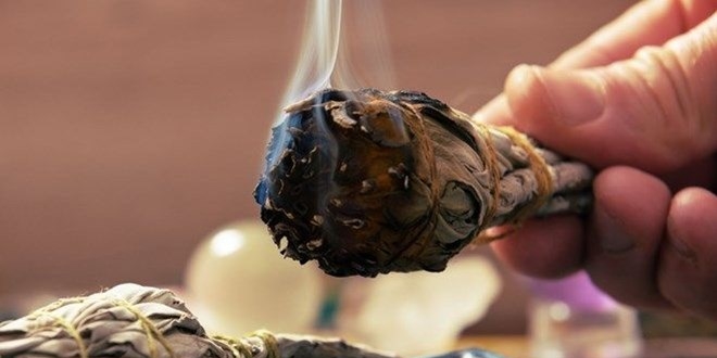 Büyü bozdurmak için 300 bin lirasını kaptırdı