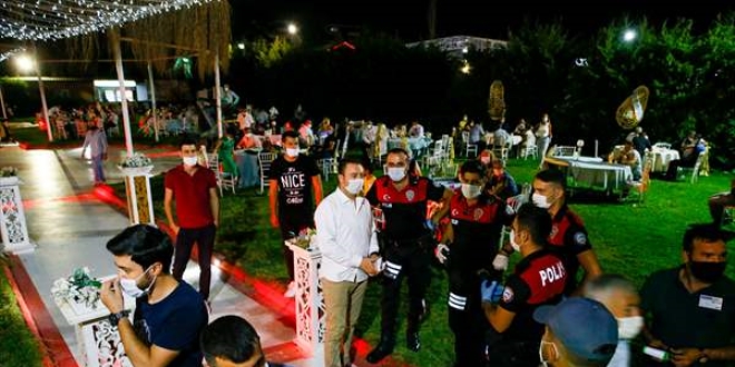Gözlemci polisler düğünlerde Kovid-19 nöbetine devam ediyor