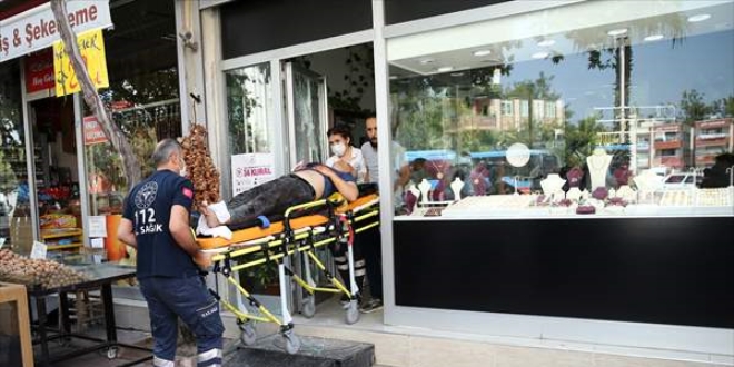 Adana'da 2 şüpheli kuyumcuyu yaralayıp altınlarla kaçtı