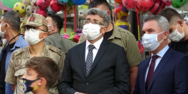 Vali balkonda oturan kadınları uyardı: 'Aman dikkat edin'