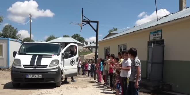 Konyalı öğretmen yazdığı kitabın geliriyle doğudaki köy okullarını onardı