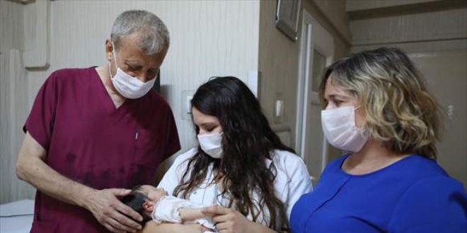 Hem asistan hekimini hem de onun çocuğunu dünyaya getirdi