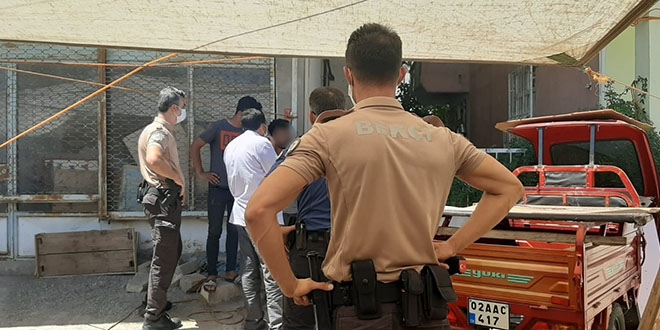 Pazarcılar birbirine girdi, bekçiler ayırdı