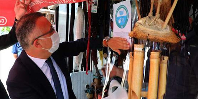 Rize'de virüs kurallarına uyan ayakkabı boyacısı ödüllendirildi