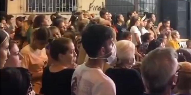 Bu düğünde sadece 1 kişi maske taktı