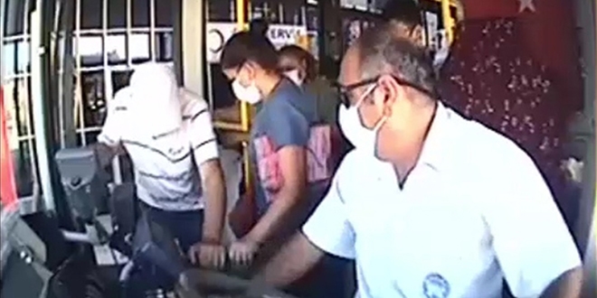 Otobüs şoförü fenalaşan yolcuyu hastaneye yetişirdi