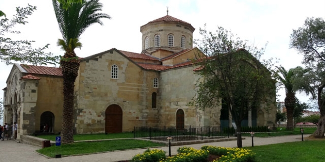 Ortahisar Ayasofya Camii'ne ziyaretçi akını