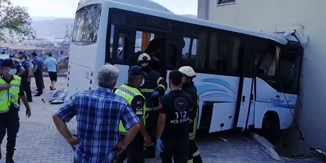 Görevden dönen jandarma ekibi kaza yaptı: 1'i ağır 8 yaralı