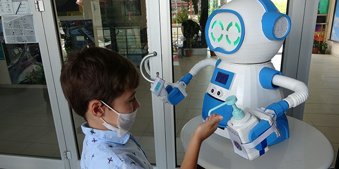 Öğretmenlerden 'ateş ölçen, maske veren' robot
