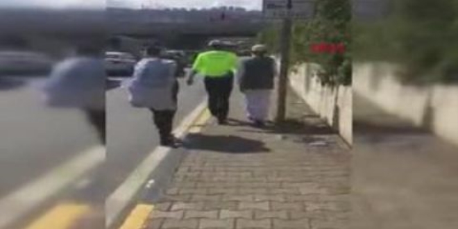 Emniyet müdürü, sırtında çuval taşıyan adama yardım etti