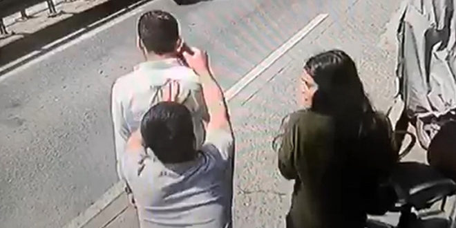 Taksim'de hayrete d���ren kapka�! Telefonu kula��ndan �ald�lar