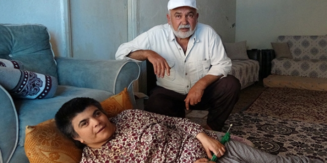 Tavanı çökmek üzere olan evde yaşam mücadelesi