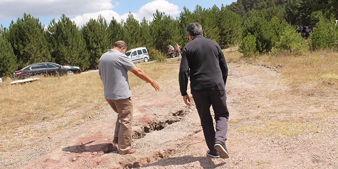 Dev çatlaklar oluştu, köylüler tedirgin oldu