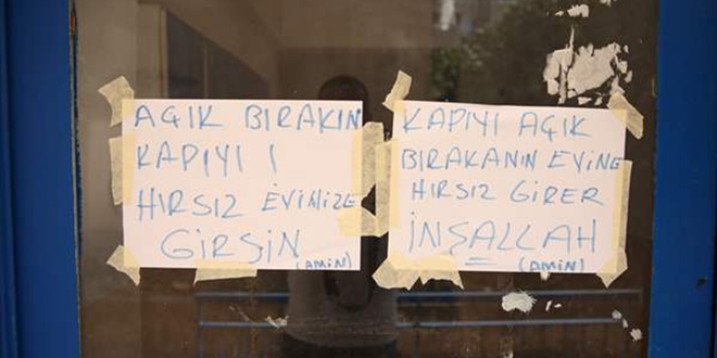 Komşularını uyarmak için bu yazıyı astı