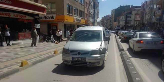 Akaryakıt istasyonundan para vermeden kaçtı, 9 araca çarptı