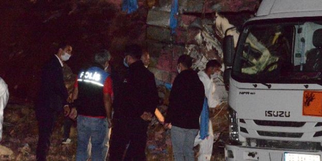 Patlayıcı yüklü kamyon devrildi: 2 ölü