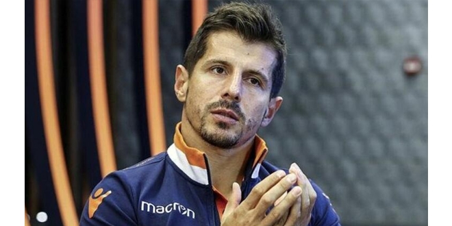 Emre Belözoğlu futbolu bıraktı
