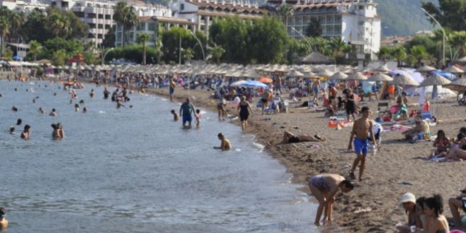 Yabanc turistler gelmeye balad, Marmaris plajlar doldu