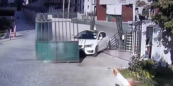Yönetime kızdı, otomobille site kapısını yerinden böyle söktü