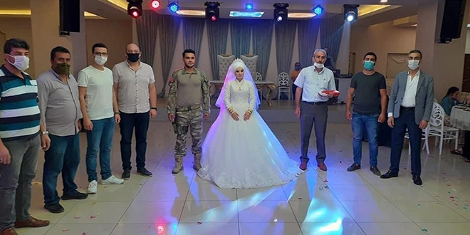 Damatlık yerine askeri üniforma giydi