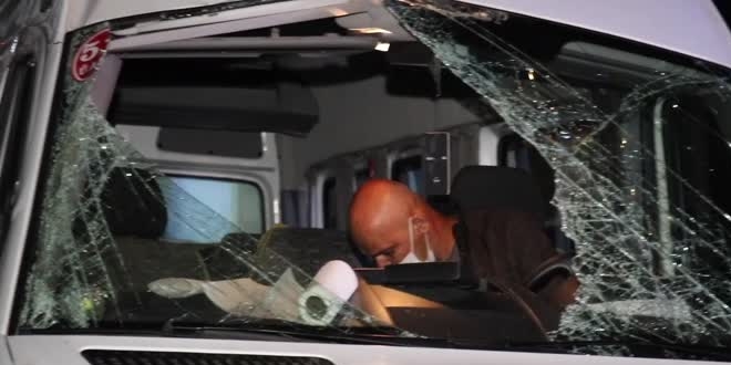 Cenazeye gidenleri taşıyan minibüs devrildi: 13 yaralı