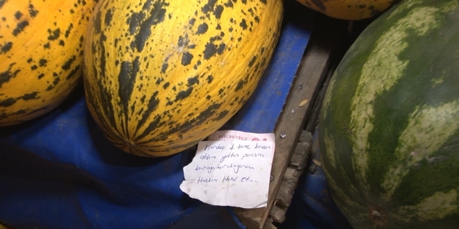 Karpuz tezgahında duygulandıran not