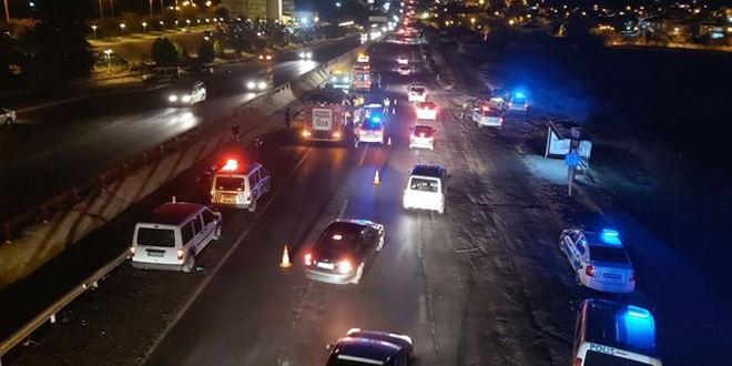 Yolun karşısına geçmek isteyen vatandaşa üç otomobil birden çarptı