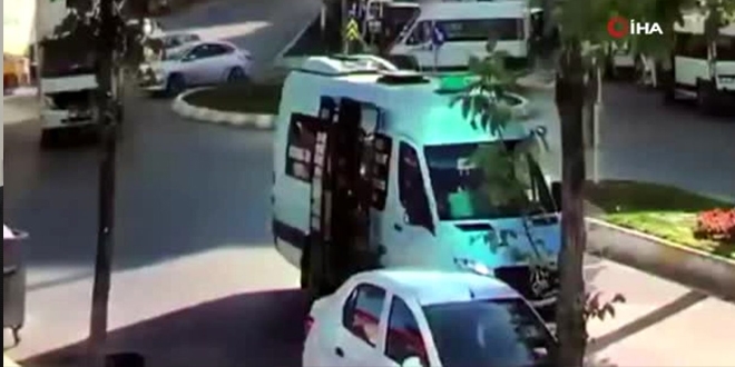 Yasal sınırı aştığı gerekçesiyle indirilen yolcu, minibüsün camını kırdı