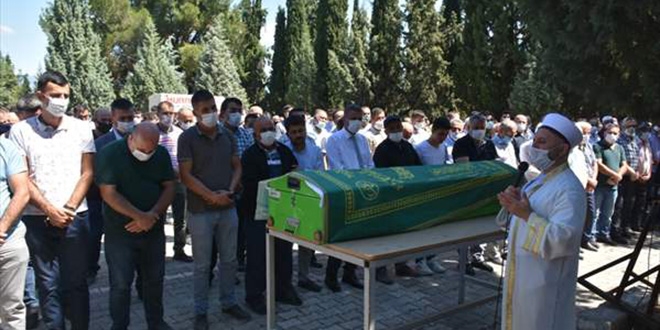 Kaza sonrası yol kenarında bekleyen sürücüye otomobil çarptı