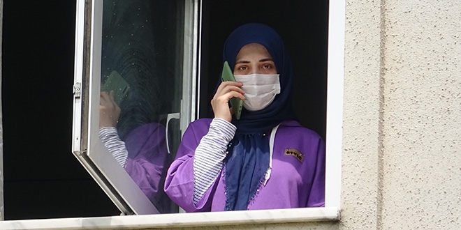 Virüse yakalanan genç kız, hastane penceresinden yaşadıklarını anlattı