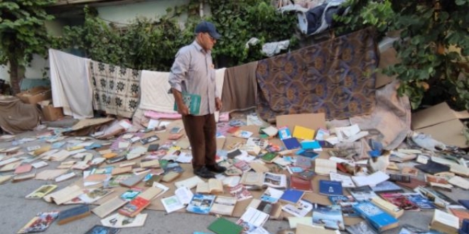 Emekli öğretmen, yüzlerce kitabı sokakta böyle kuruttu