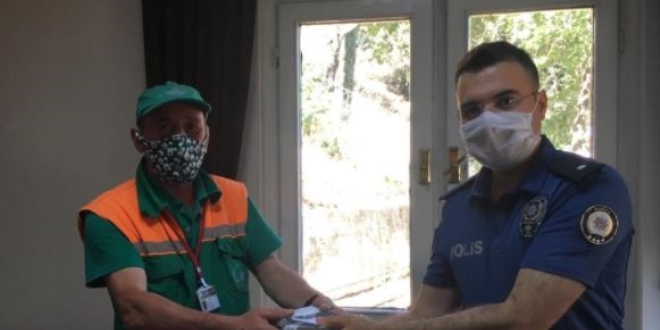 Temizlik işçisi, çöpte bulduğu yüklü parayı polise teslim etti