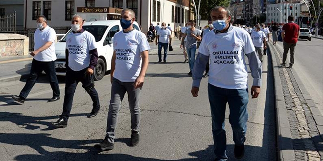 Öğretmenlerden 'Okulları Birlikte Açacağız' yürüyüşü